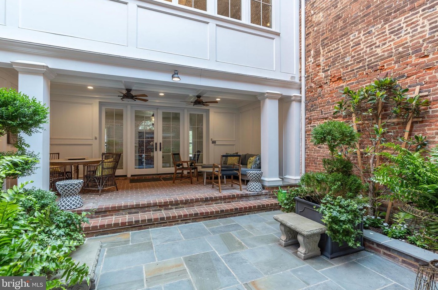 102 Prince St, Alexandria VA  22314-3312 exterior