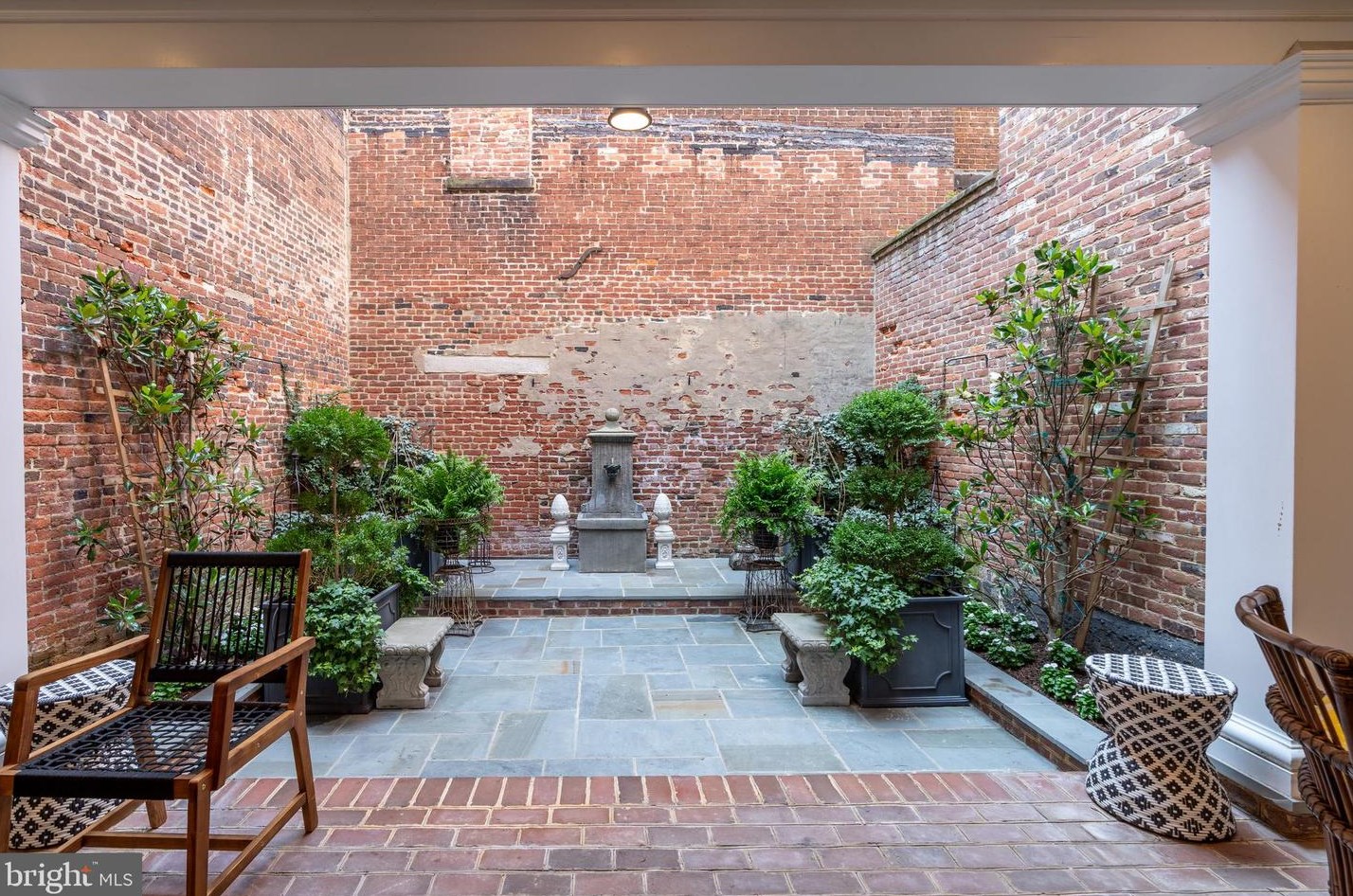 102 Prince St, Alexandria VA  22314-3312 exterior