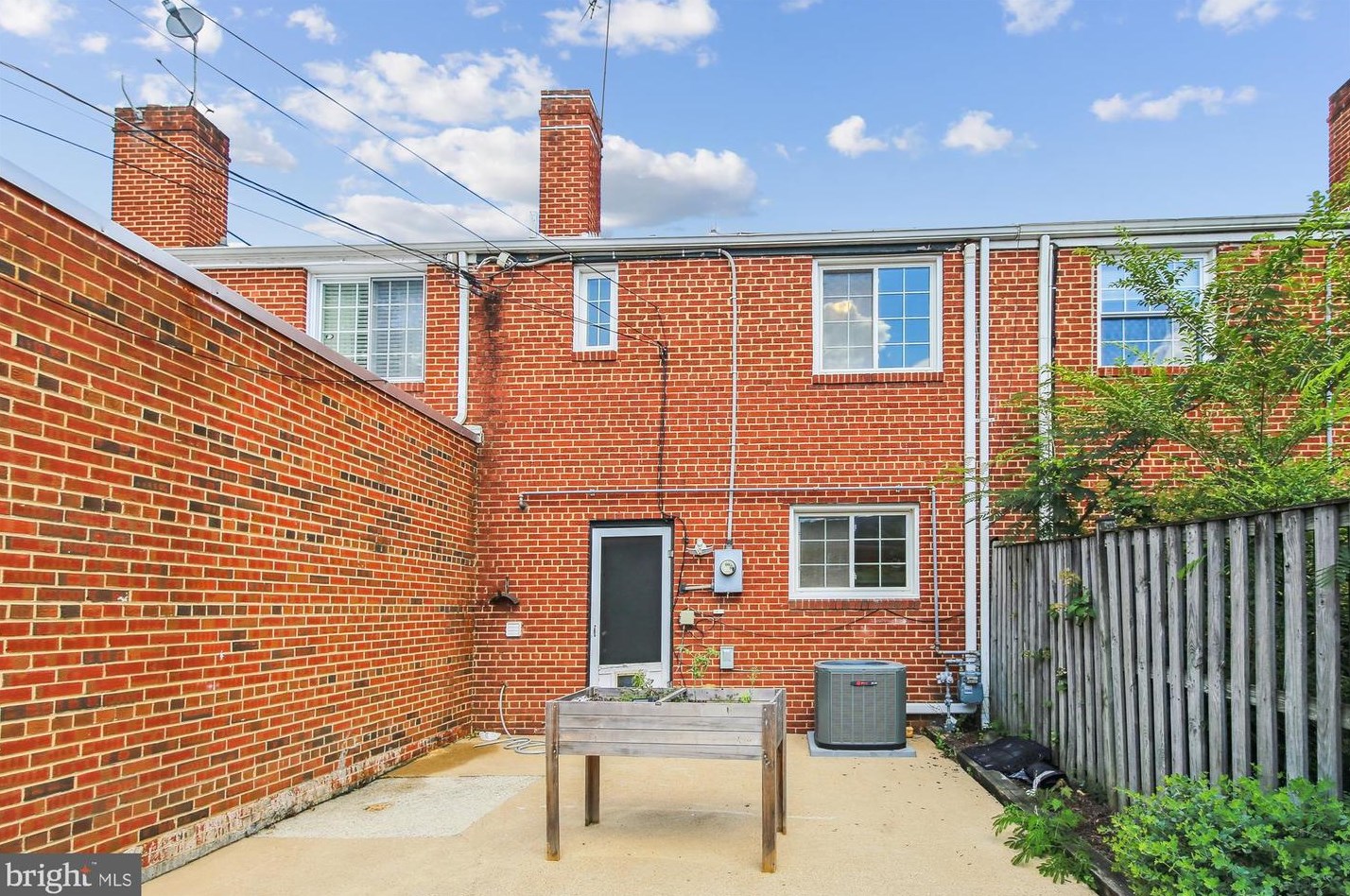 1604 Dogwood Dr, Alexandria VA  22302-2727 exterior