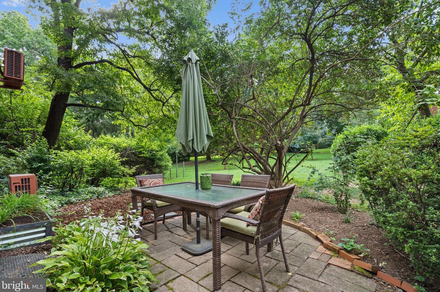 1230 Martha Custis Dr, Alexandria VA  22302-2016 exterior