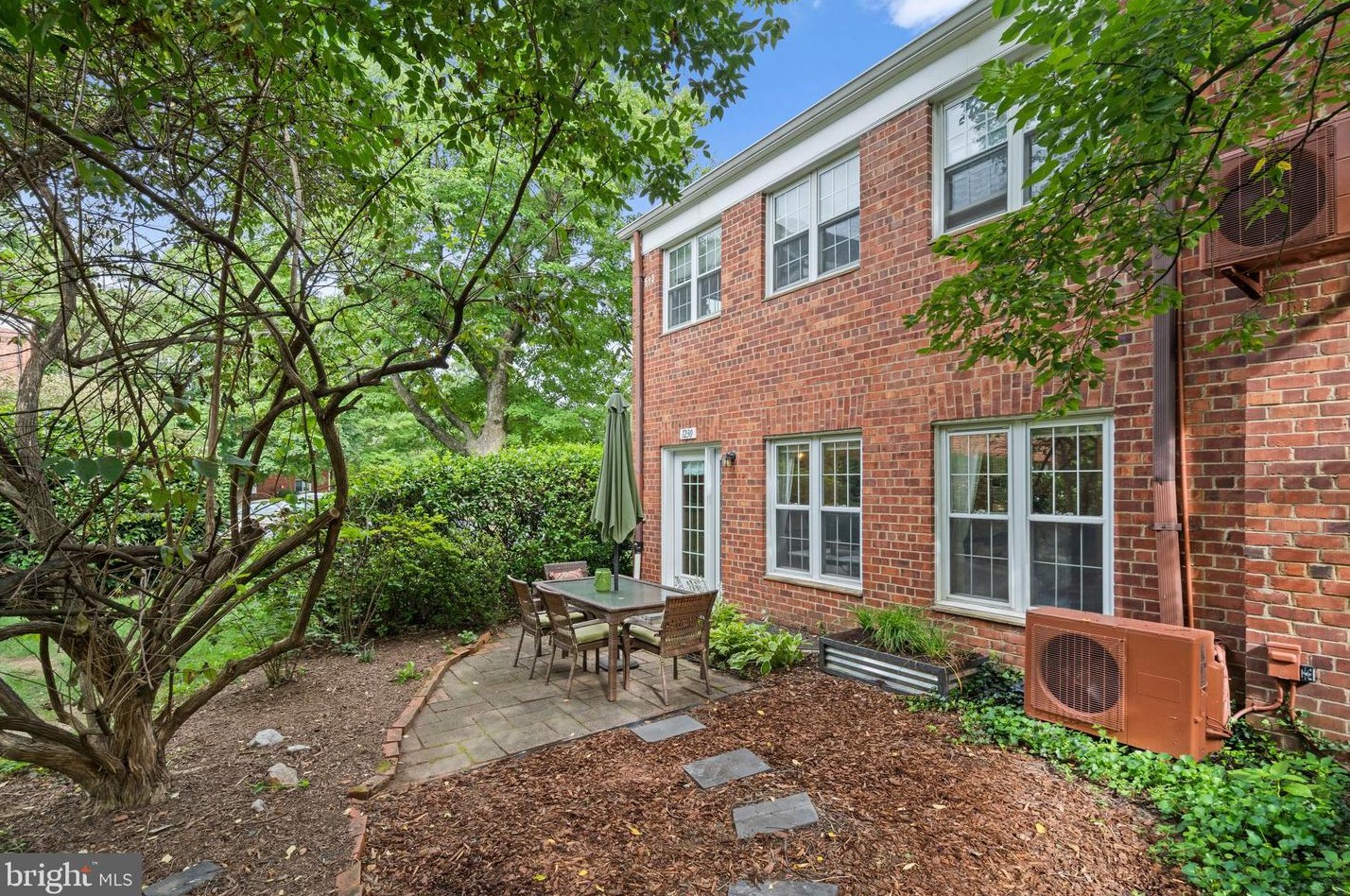 1230 Martha Custis Dr, Alexandria VA  22302-2016 exterior