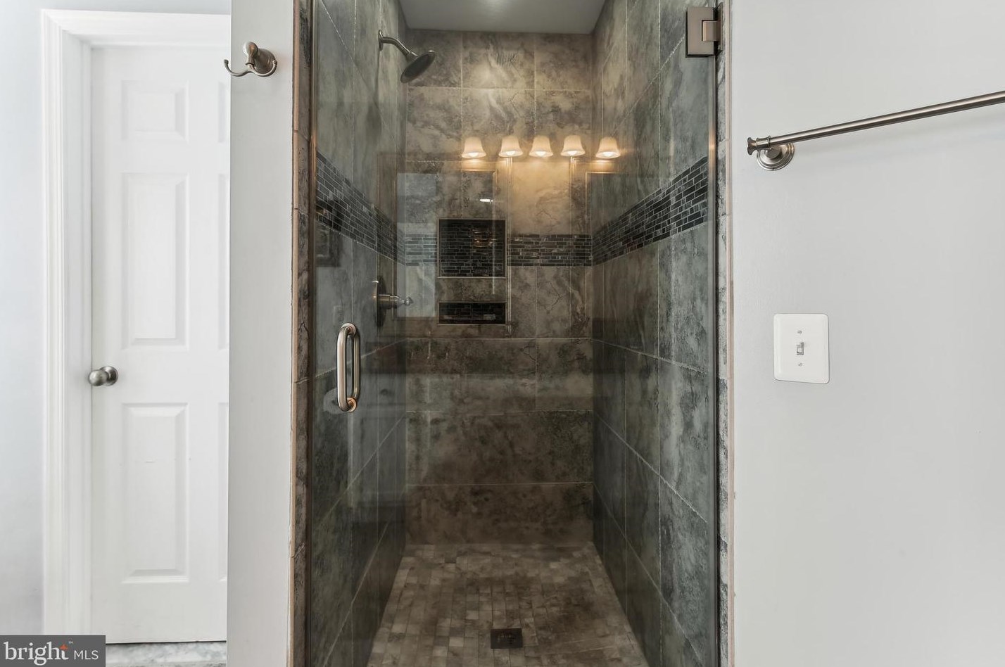 5003 Donovan Dr, Alexandria VA  22304-8620 exterior