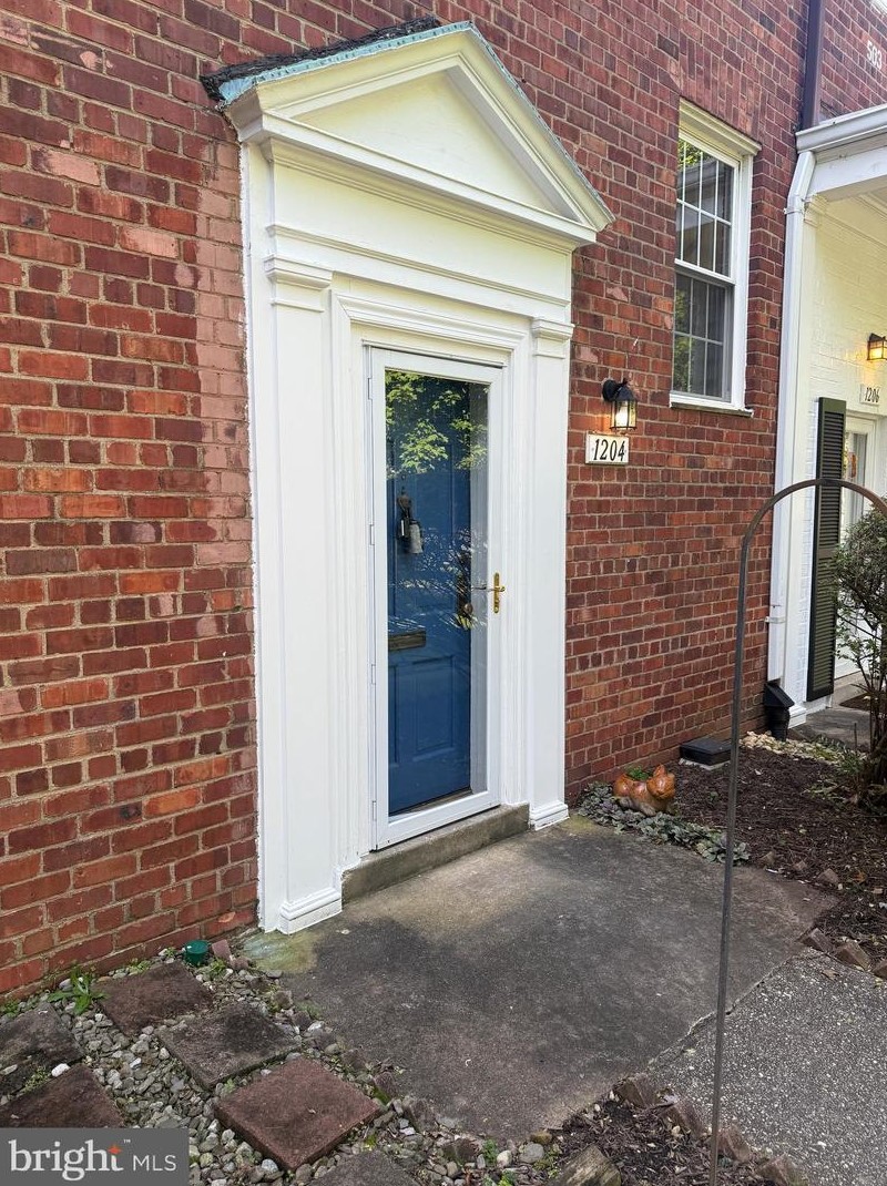 1204 Martha Custis Dr, Alexandria, VA 22302-2014