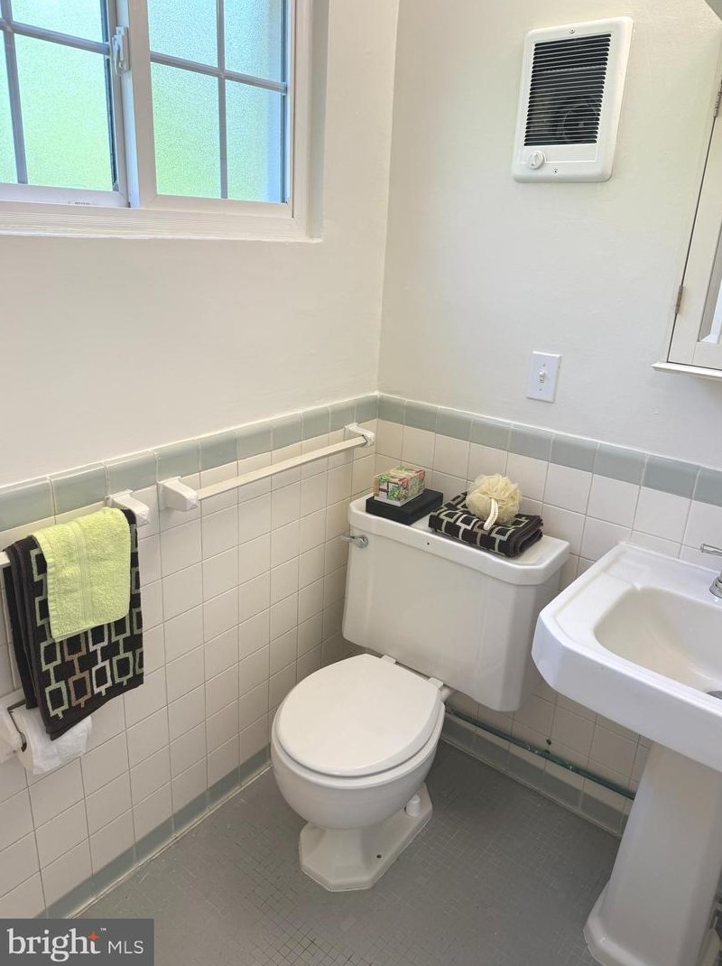 1204 Martha Custis Dr, Alexandria VA 22302-2016 exterior