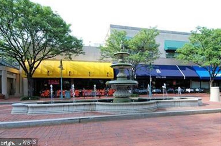 1204 Martha Custis Dr, Alexandria VA 22302-2016 exterior