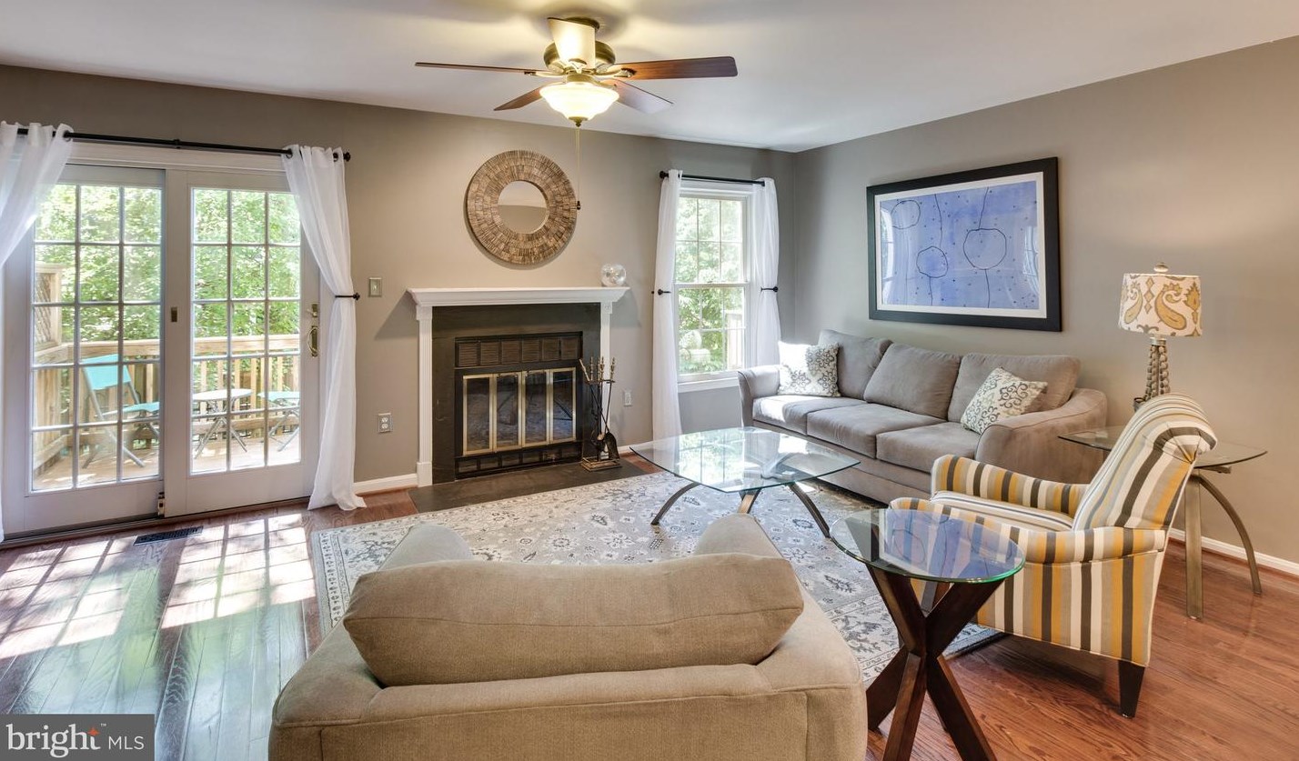 27 Carriage House Cir, Alexandria, VA 22304