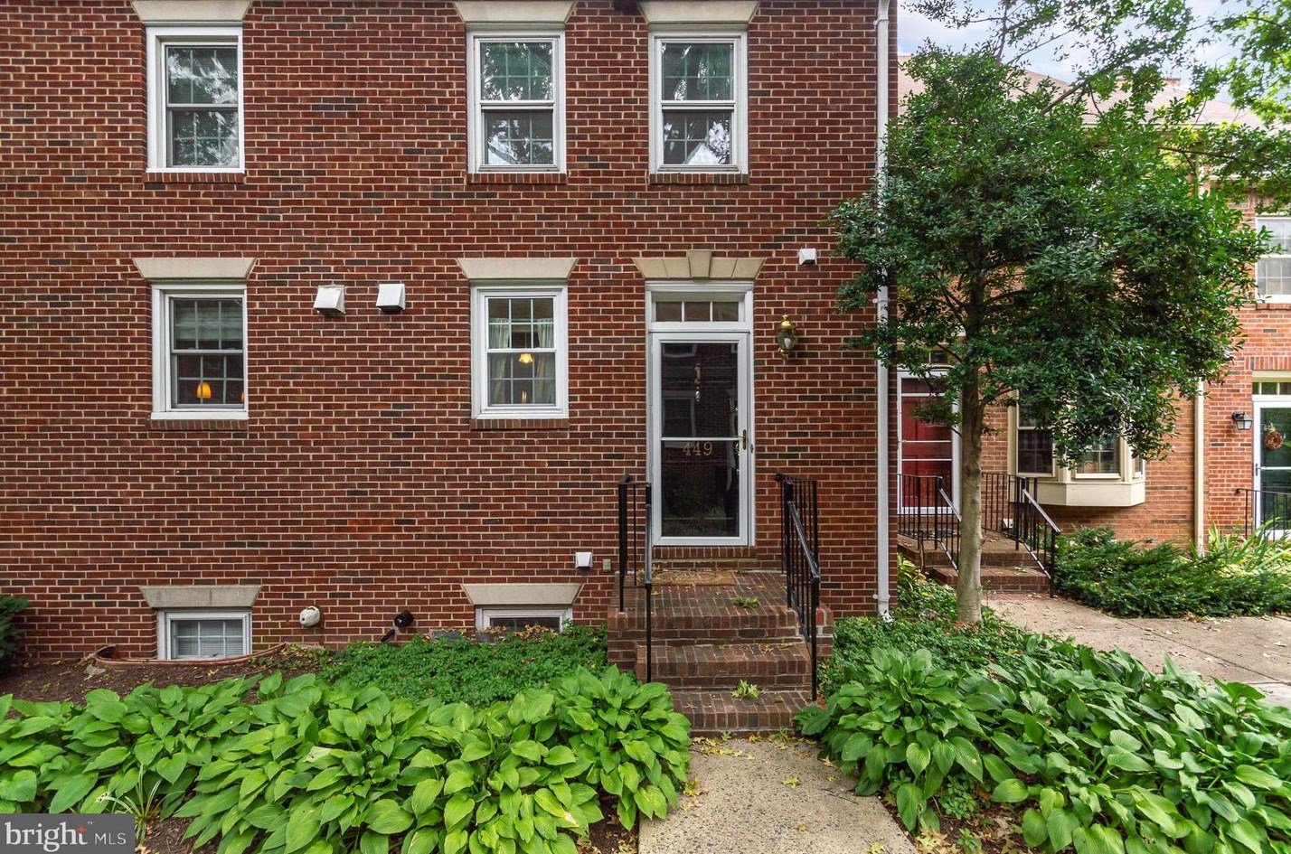 449 Old Town Ct, Alexandria, VA 22314