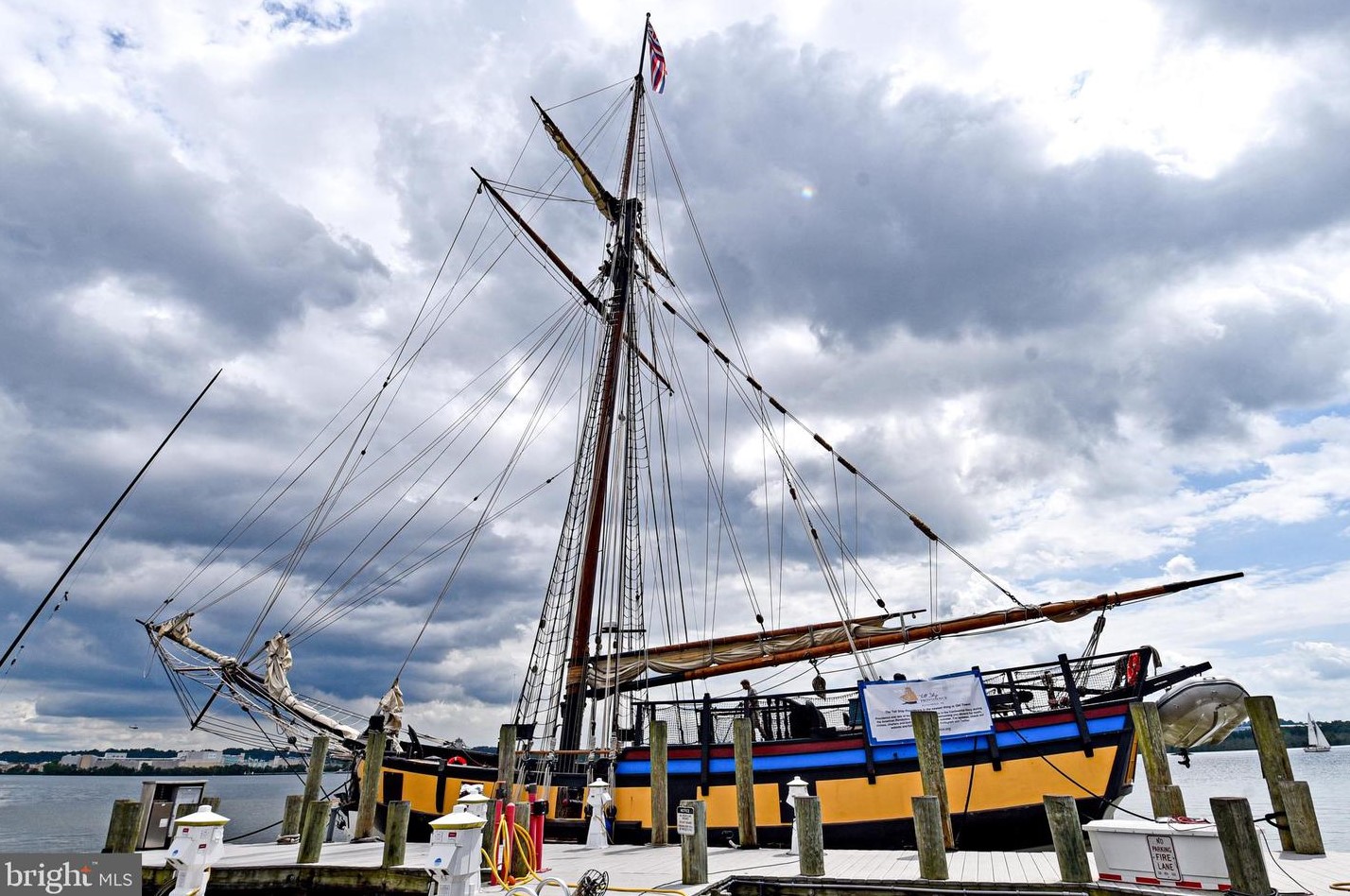 500 Bashford Ln, Alexandria VA 22314-1185 exterior