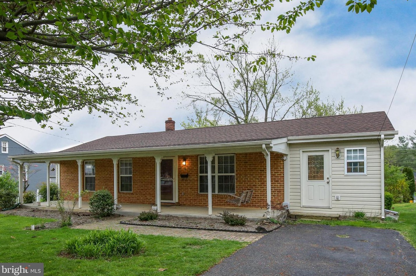 9 Rockcroft Dr, Mount Weather, VA 22611-1135