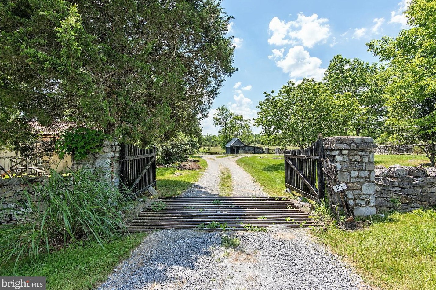 625 Elm Spring Ln, Mount Weather, VA 22611-3718