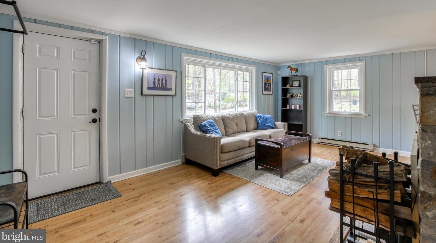 92 Poplar Ln, Mount Weather, VA 20135
