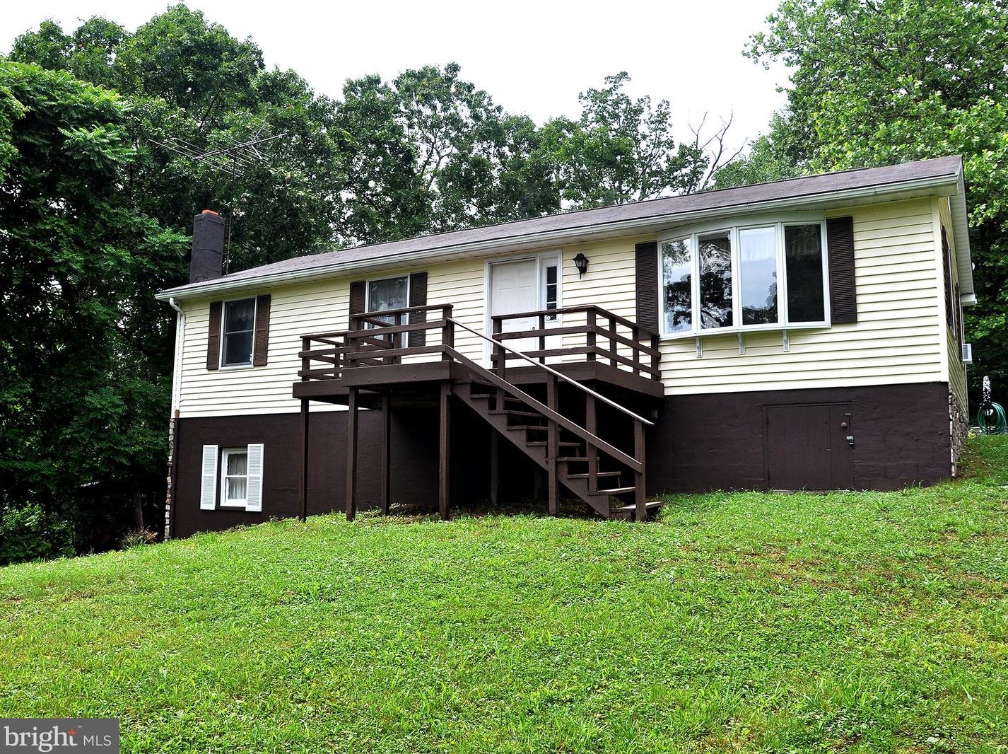 105 Hunting Ridge Ln, Mount Weather, VA 22611-4148