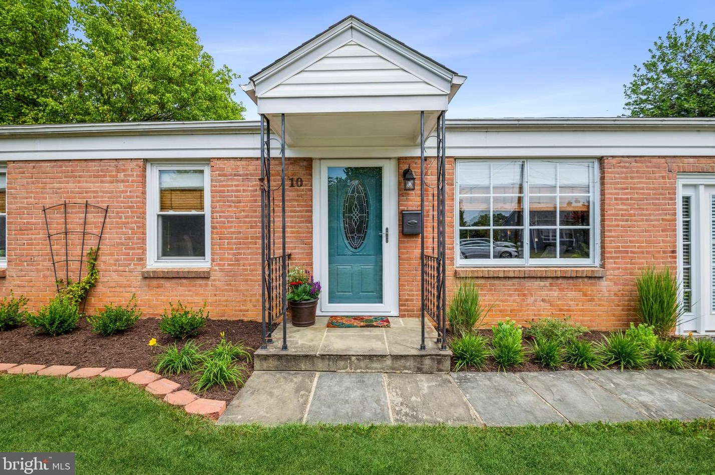 10 Rockcroft Dr, Mount Weather, VA 22611-1136