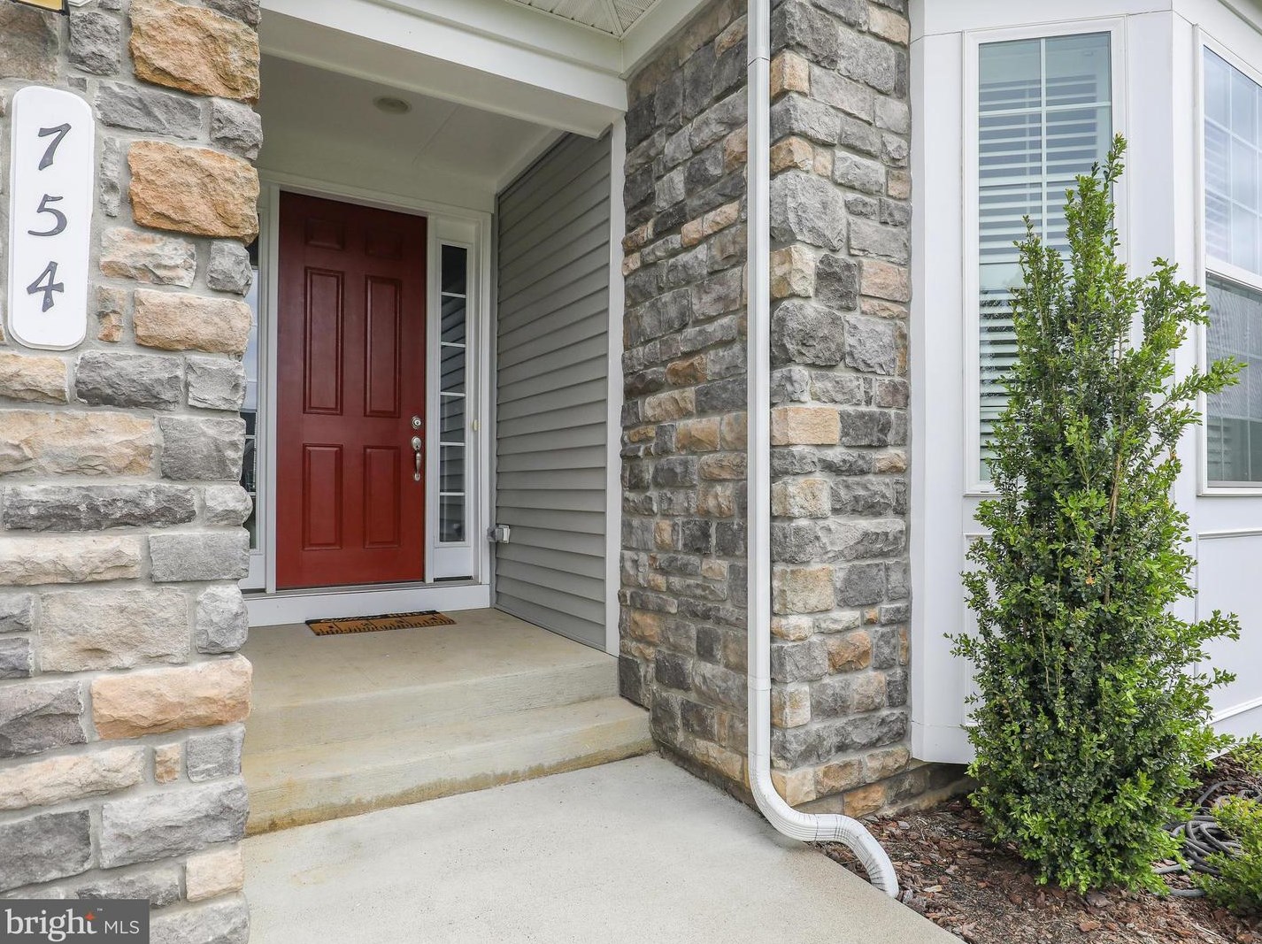 754 Mcguire Cir, Mount Weather, VA 22611-1541