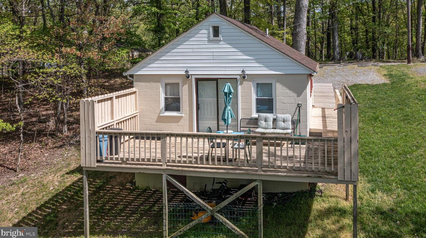 277 Pine Crest Ln, Mount Weather, VA 20135-4605