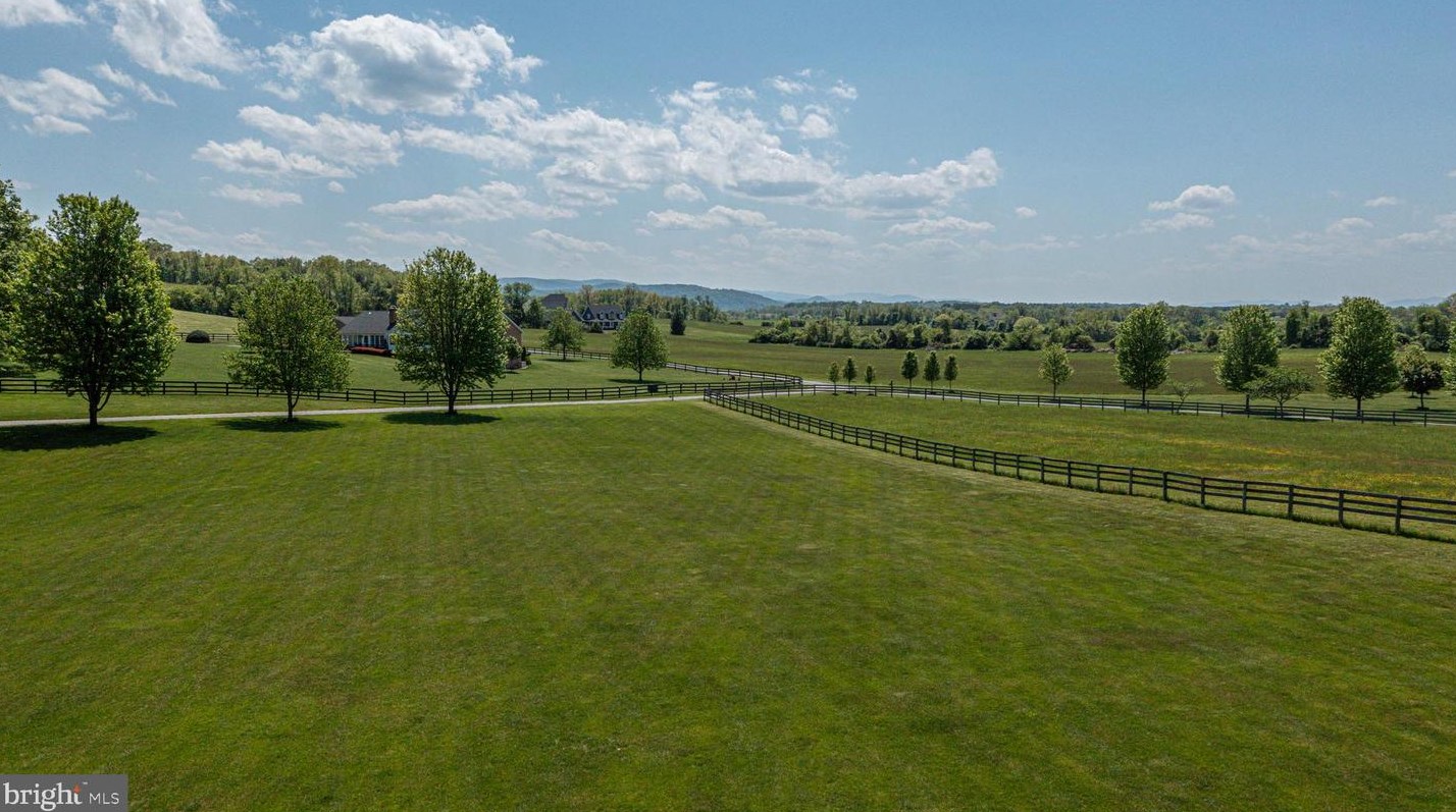 144 Long Field Ln, Mount Weather, VA 22611