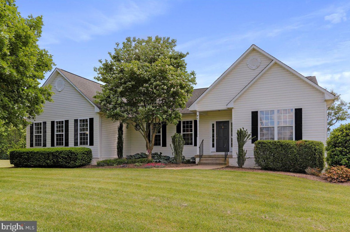 71 Beydler Ln, Mount Weather, VA 22611-2167