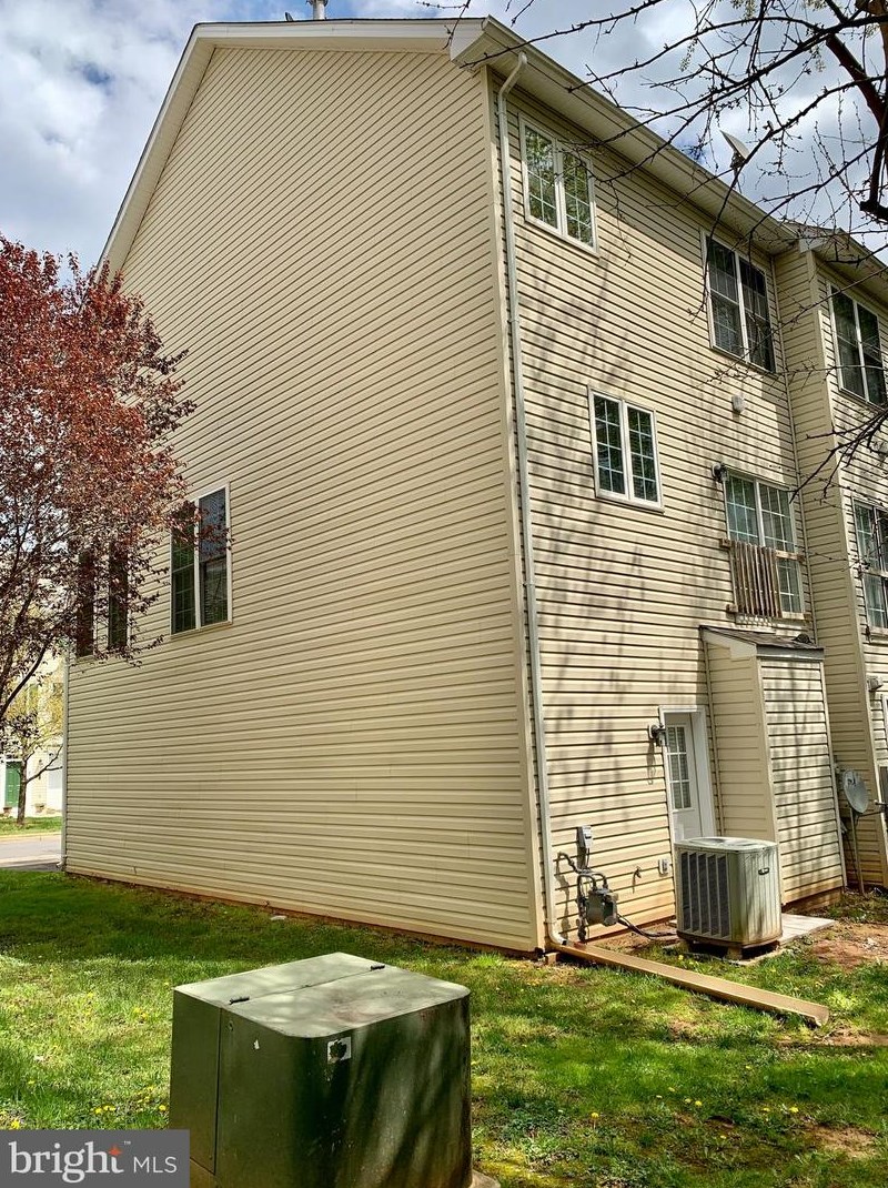 831 Fairview Village Ct, Culpeper VA  22701-2074 exterior