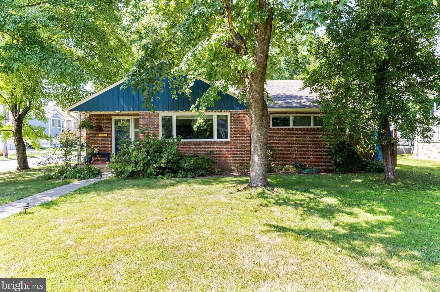 301 Pine St, Falls Church, VA 22046