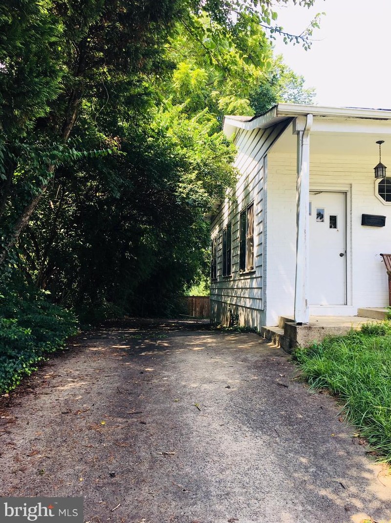 1110 S Washington St, Falls Church, VA 22046