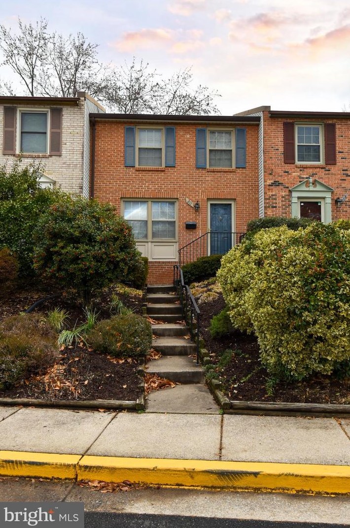 211 Gundry Dr, Falls Church, VA 22046
