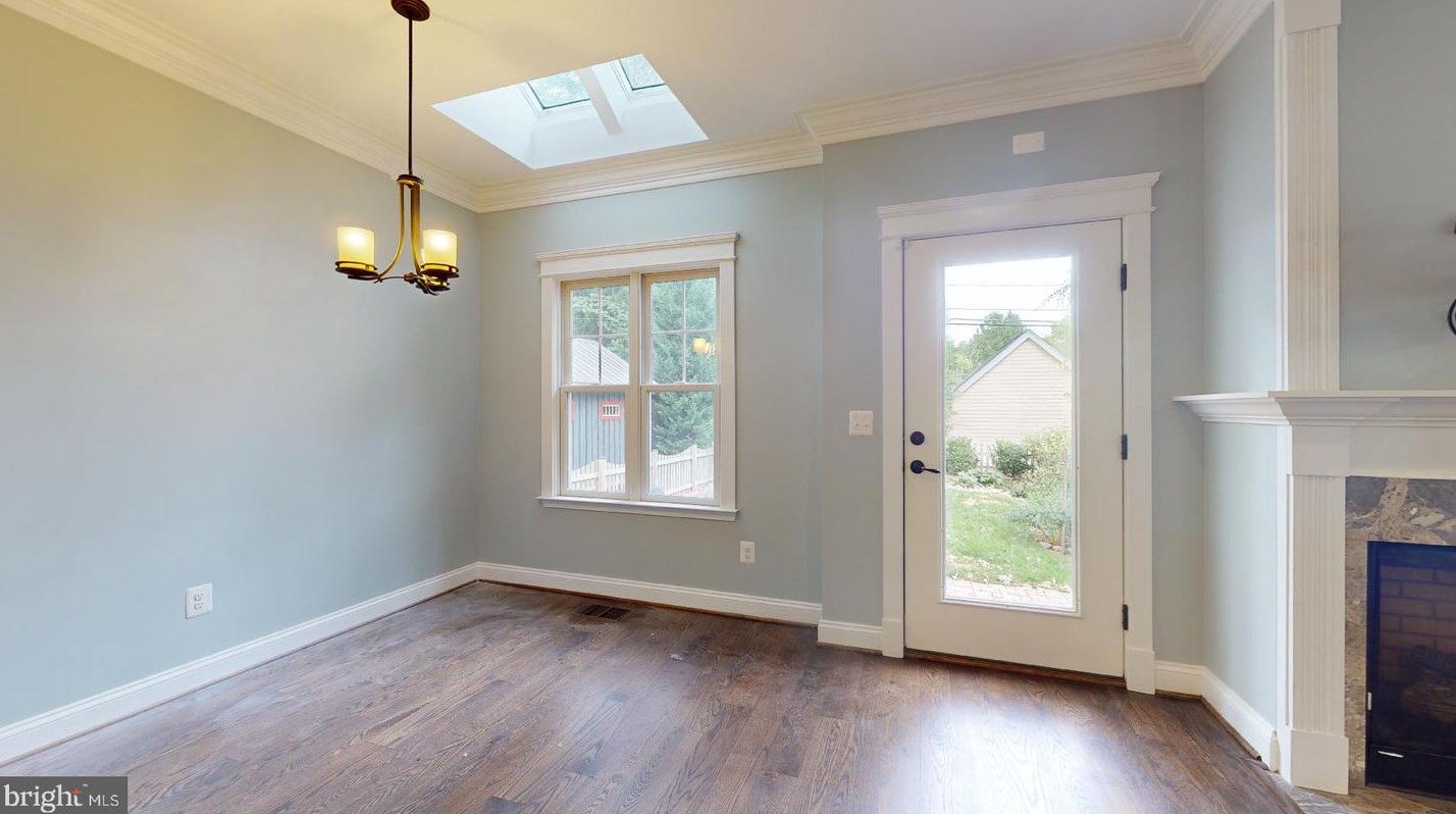 604 N Oak St, Falls Church, VA 22046