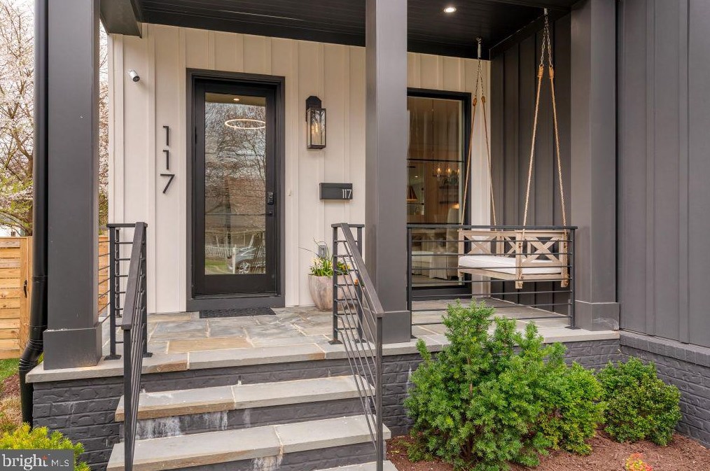 117 Spring St, Falls Church, VA 22046-3016