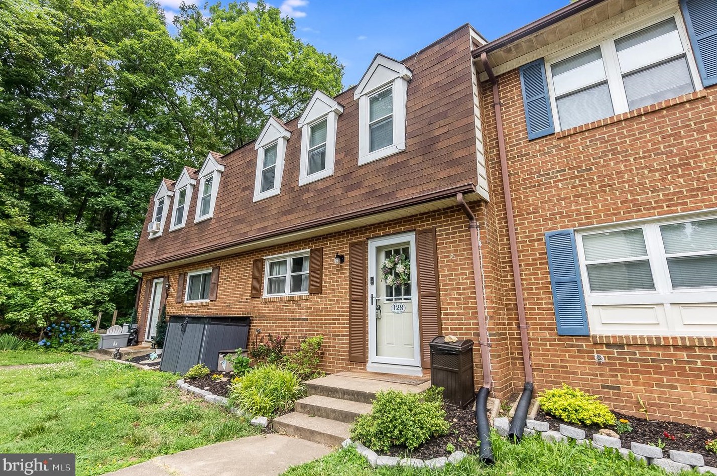 128 Kings Mill Dr, Fredericksburg, VA 22401-5249
