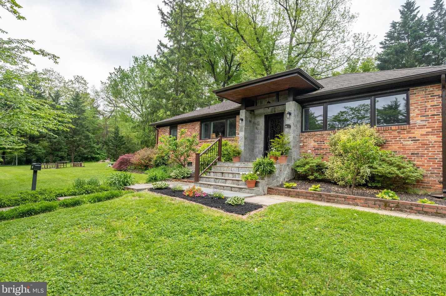 9701 Stanton Dr, Fairfax, VA 22031-3555