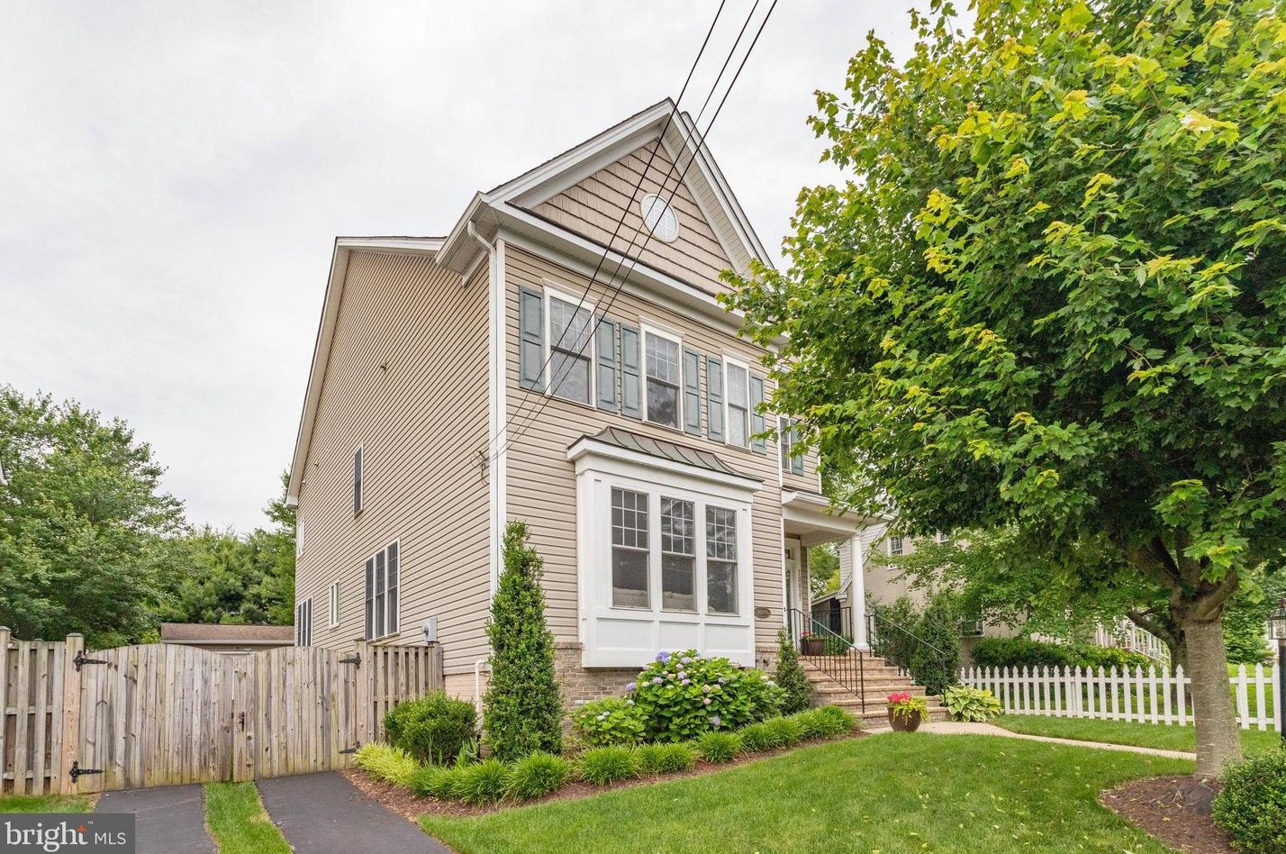 10827 Second St, Fairfax, VA 22030-4722
