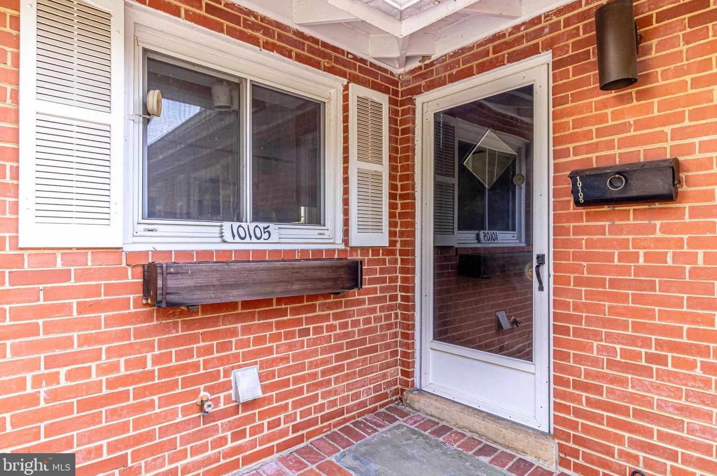 10105 Farmington Dr, Fairfax, VA 22030-2017
