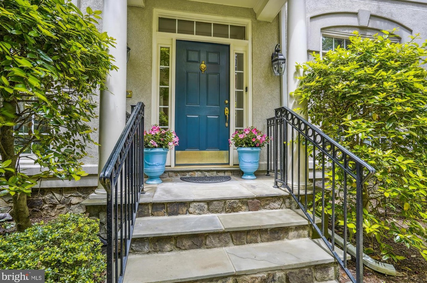 3832 Farrcroft Dr, Fairfax, VA 22030-2441