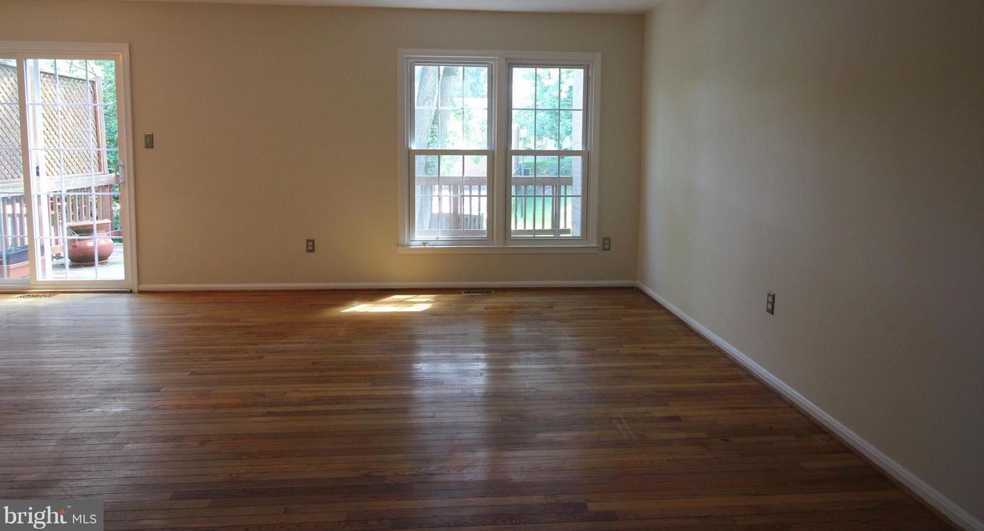 3870 Wilcoxson Dr, Fairfax, VA 22031