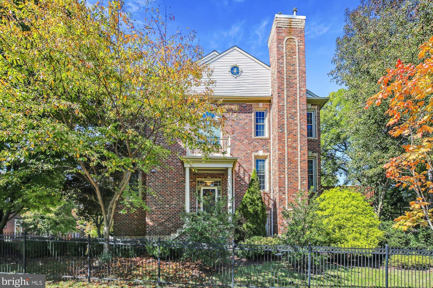 10430 Courtney Dr, Fairfax, VA 22030-8100