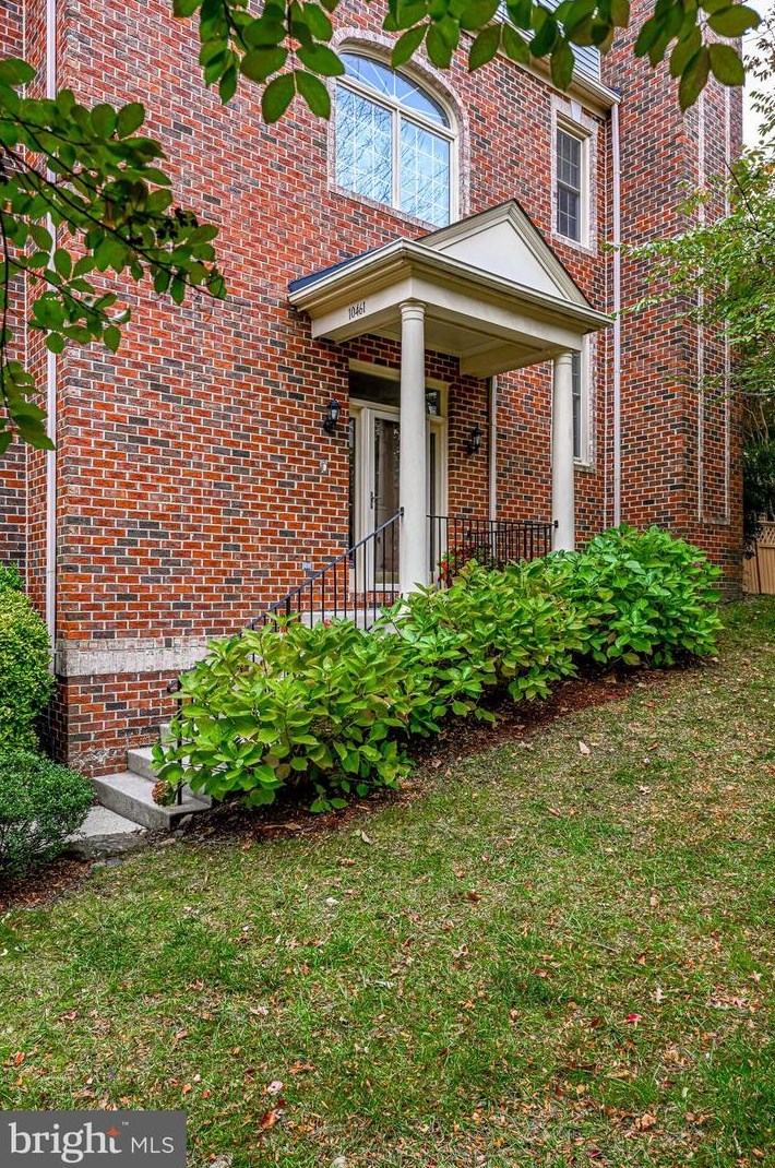 10461 Courtney Dr, Fairfax, VA 22030-8128