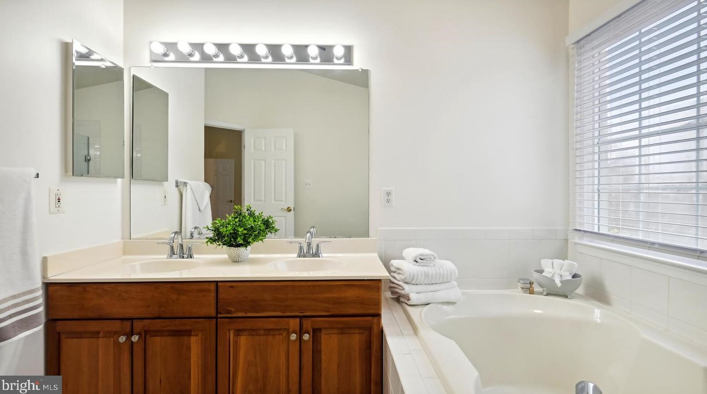 10500 Chancery Ct, Fairfax VA  22030-8108 exterior