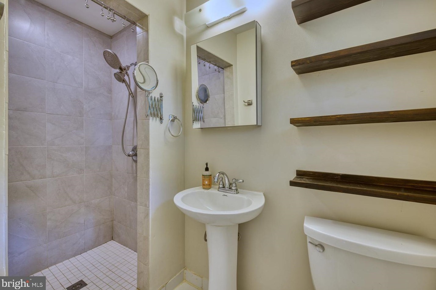 10120 Spring Lake Ter, Fairfax VA  22030-2038 exterior