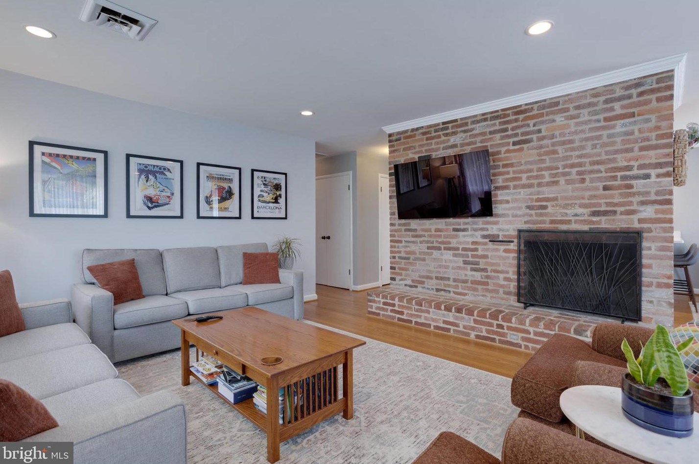9909 Broadview Dr, Fairfax, VA 22030-2006