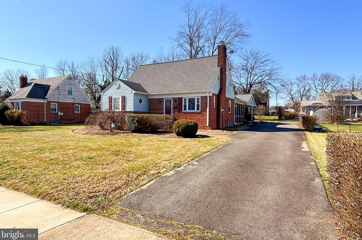 10817 Woodhaven Dr, Fairfax, VA 22030-4829