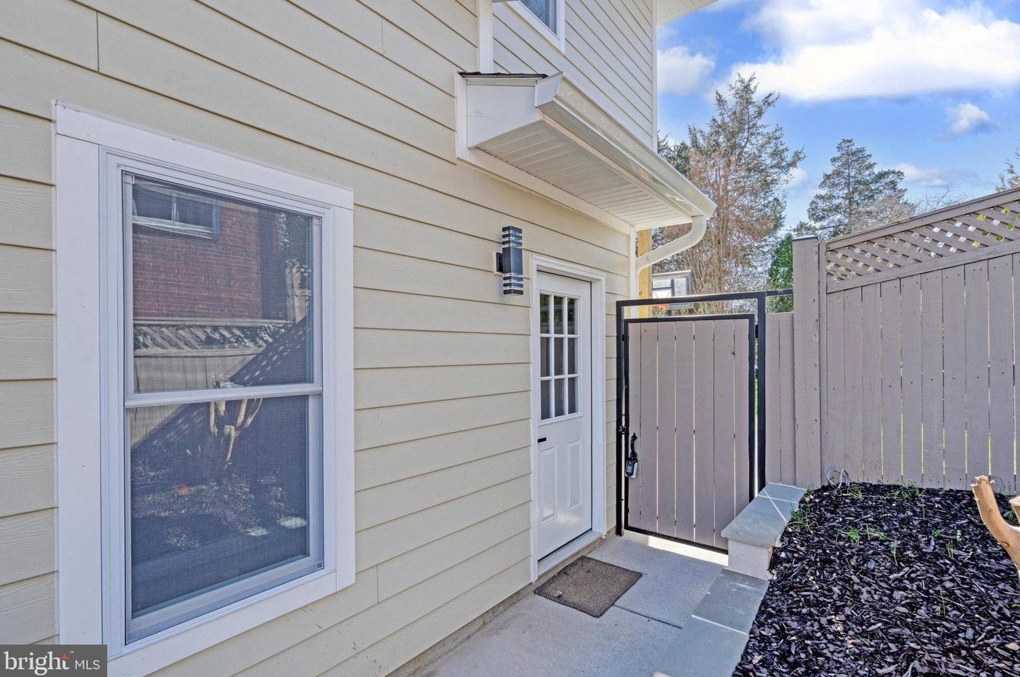 10237 Stratford Ave #b, Fairfax, VA 22030