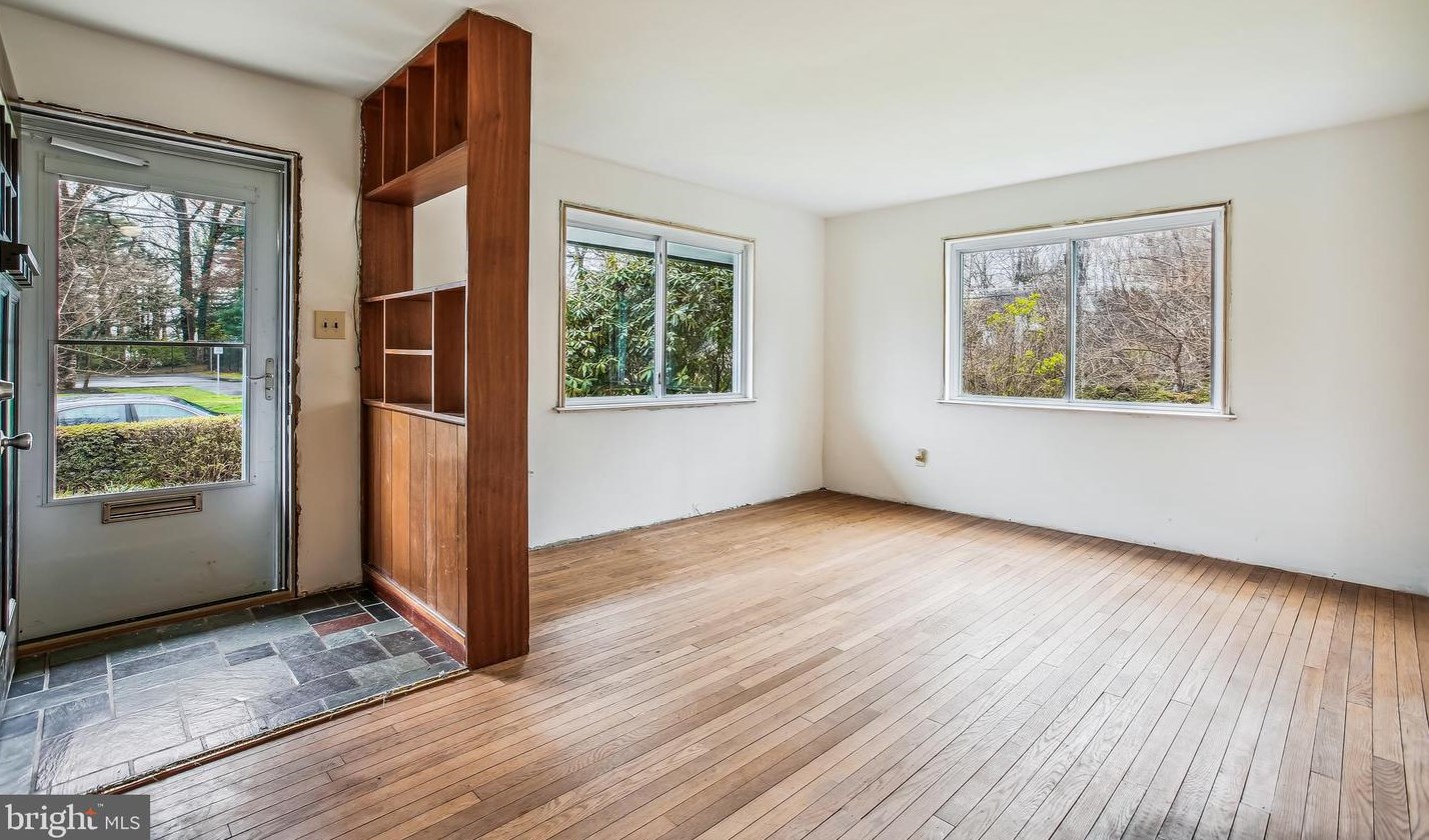 11002 Oakwood Dr, Fairfax, VA 22030-5226