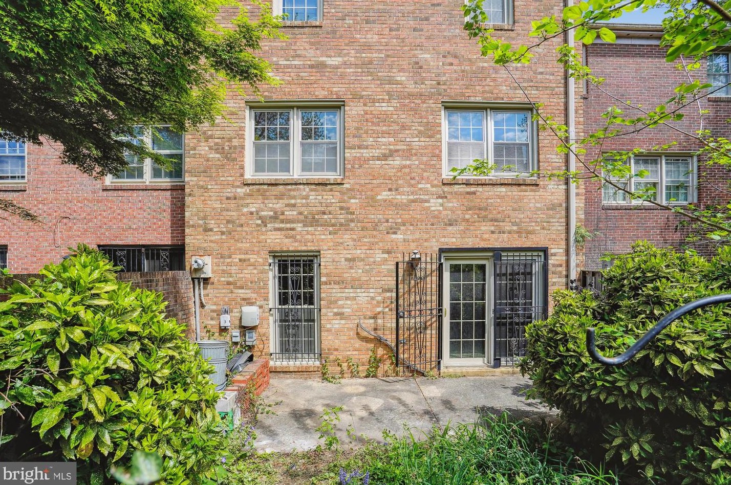 10517 Assembly Dr, Fairfax, VA 22030-2701