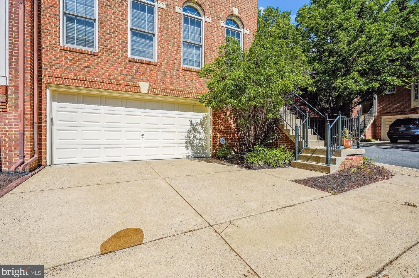 4184 Lord Culpeper Ln, Fairfax, VA 22030-8123