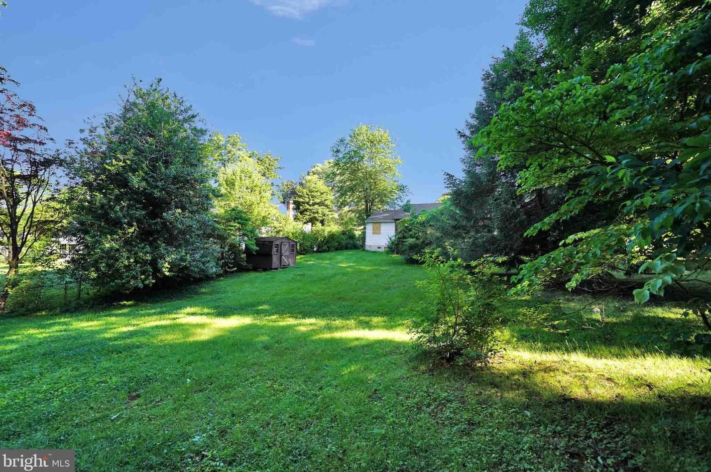 9905 Stoughton Rd, Fairfax, VA 22032
