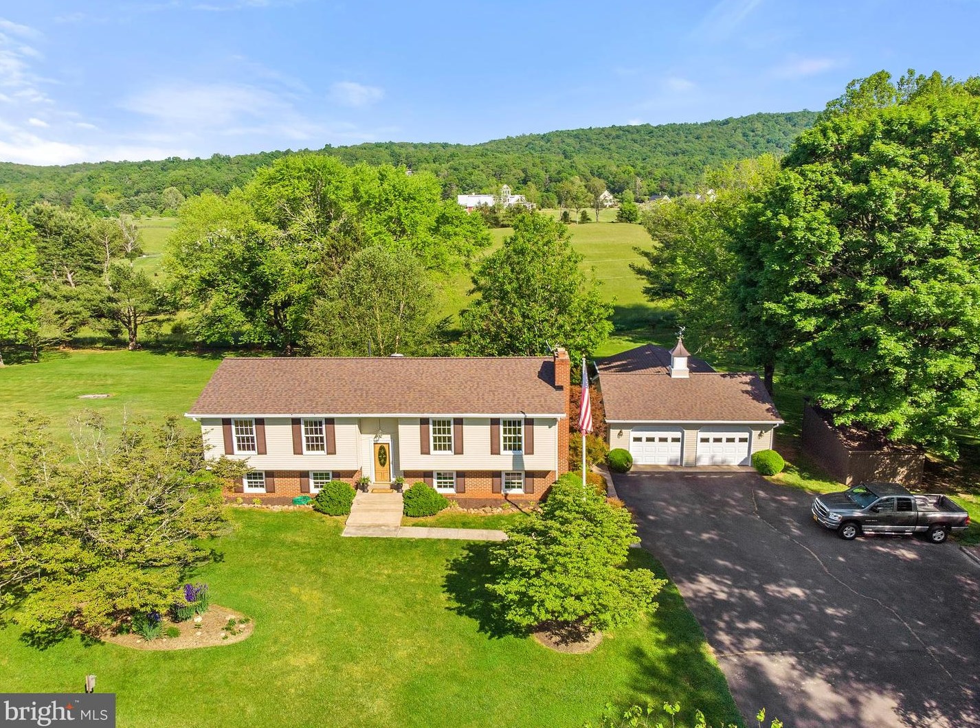 7471 Dudie Rd, Marshall, VA 20115