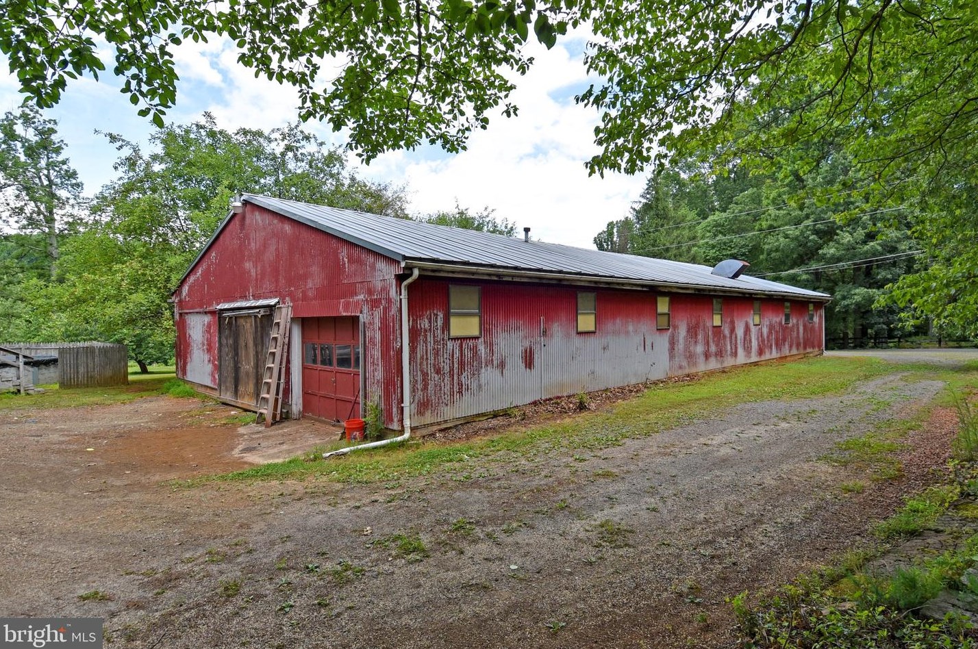 7074 Riley Rd, Warrenton VA  20187-8900 exterior