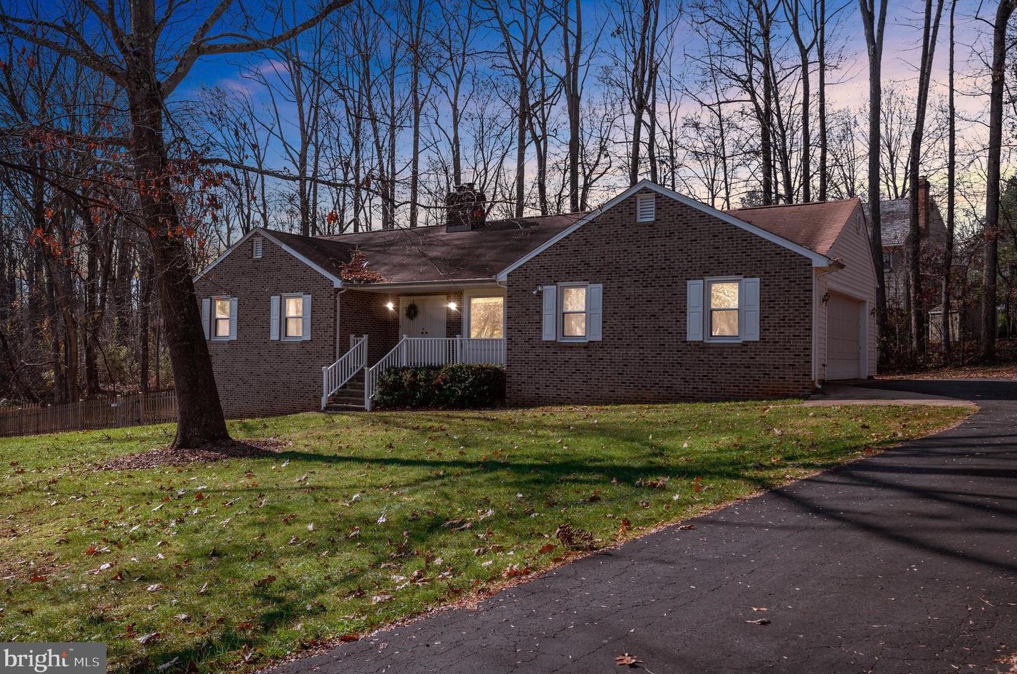 7136 Westmoreland Dr, Warrenton VA  20187-4452 exterior