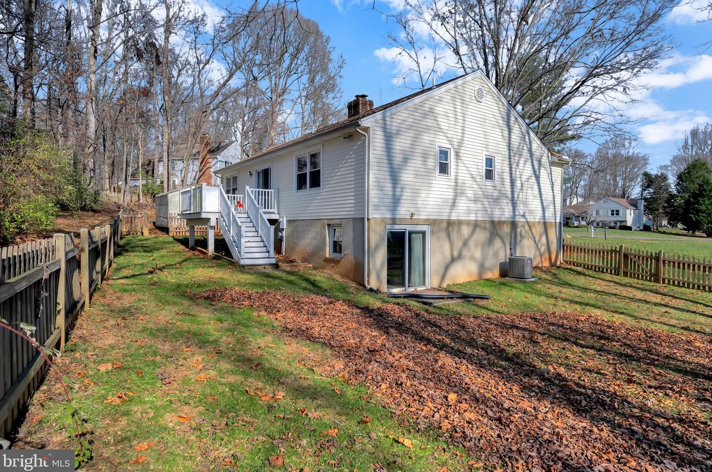 7136 Westmoreland Dr, Warrenton VA  20187-4452 exterior