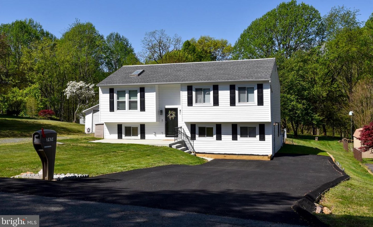 7474 Suncrest Dr, Warrenton VA  20187-9061 exterior