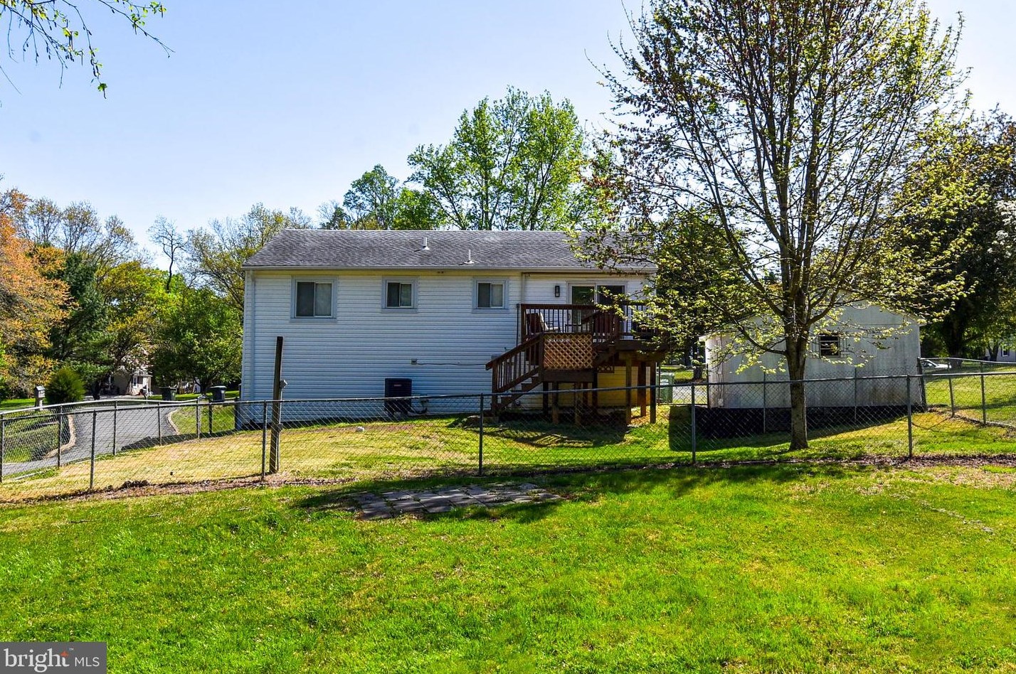 7474 Suncrest Dr, Warrenton VA  20187-9061 exterior